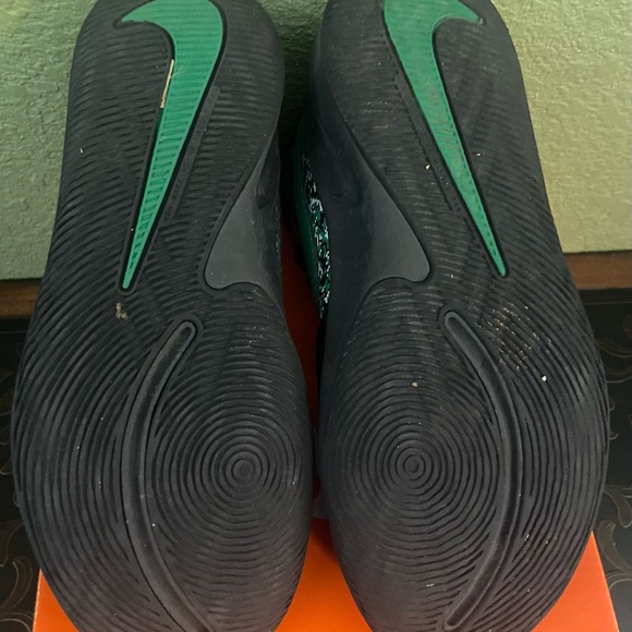 Nike Team Hustle D 9 DIGI (GS) size 4.5Y - Picture 4 of 5